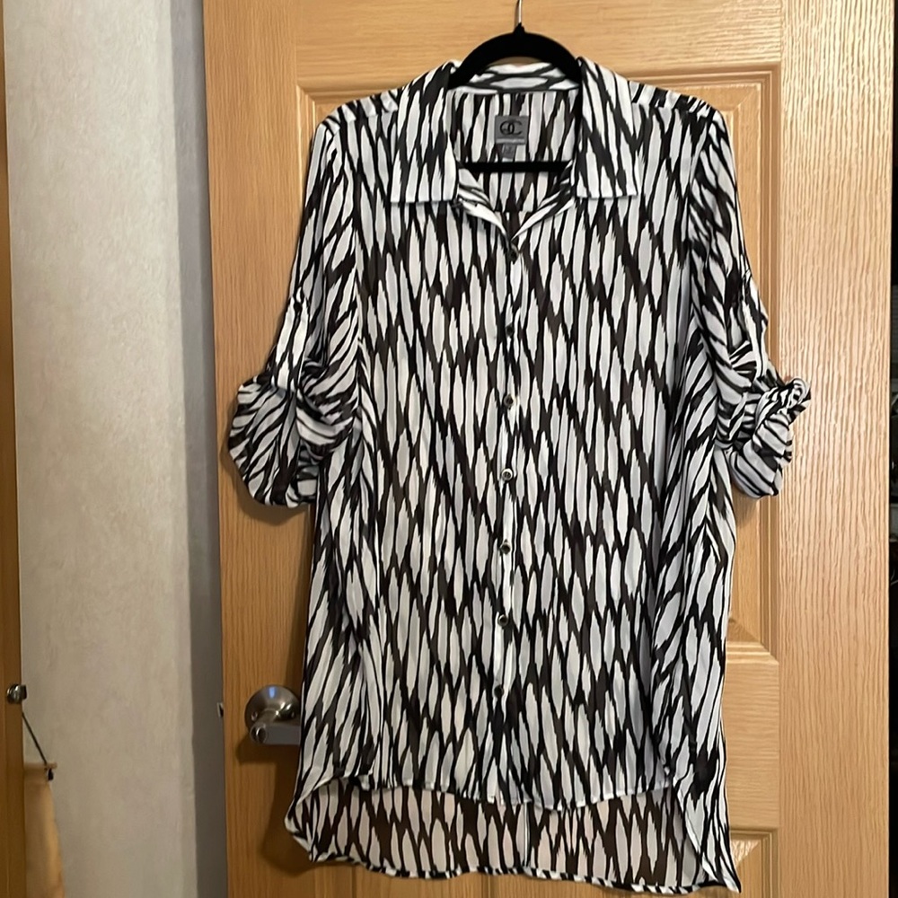 Queen Collection polyester sheer rounded high/low bottom button down top, Size M
